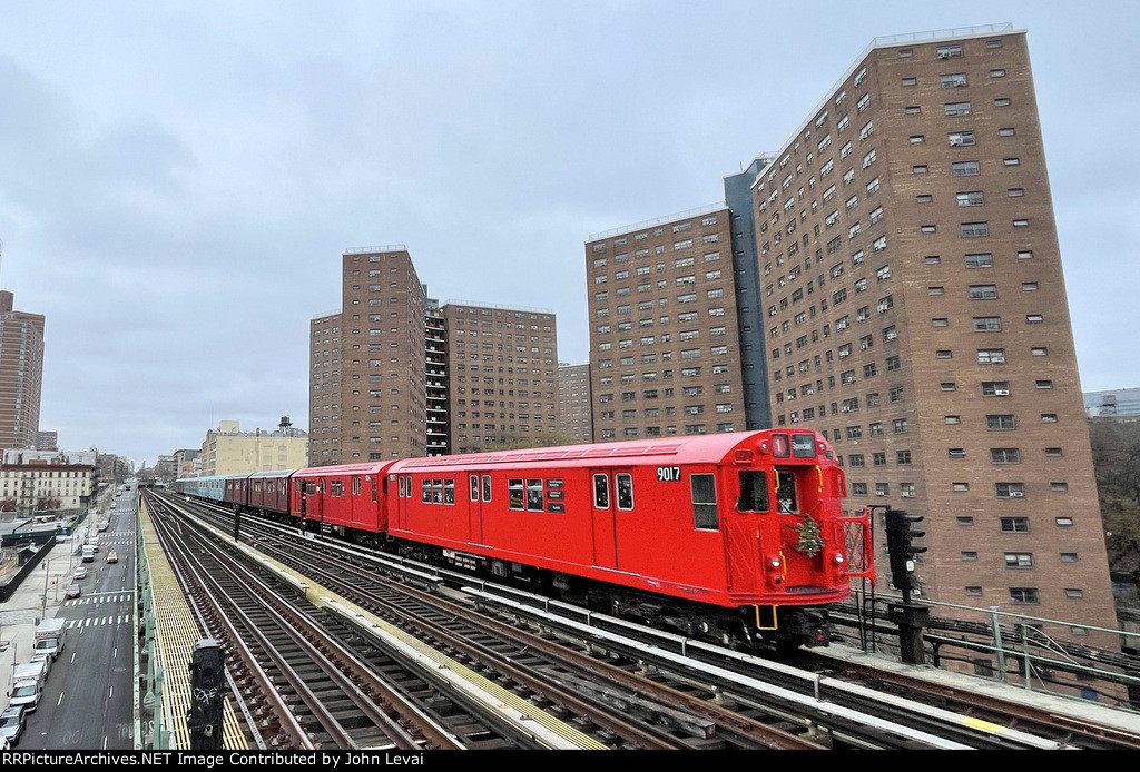 The NYTM Holiday Train heading away from the 125th St Station platform toward 137th St-City College Station